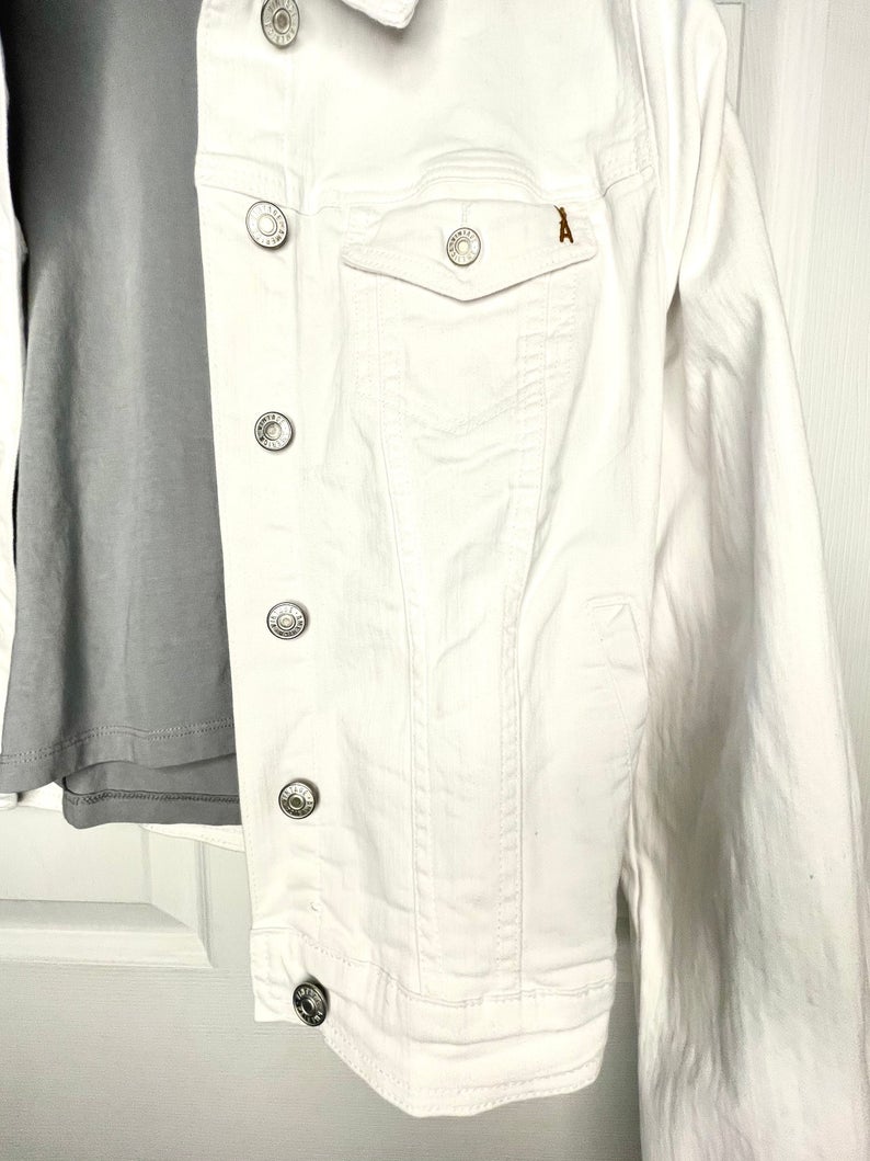 Vintage America Women's Classic Stretchy & Comfortable Fitted Basic White Denim Jacket - Image 7